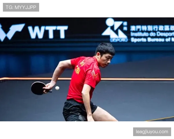 许昕这训练完直接瘫沙发啃西瓜的样子，谁还记得他场上那个“人民艺术家”？